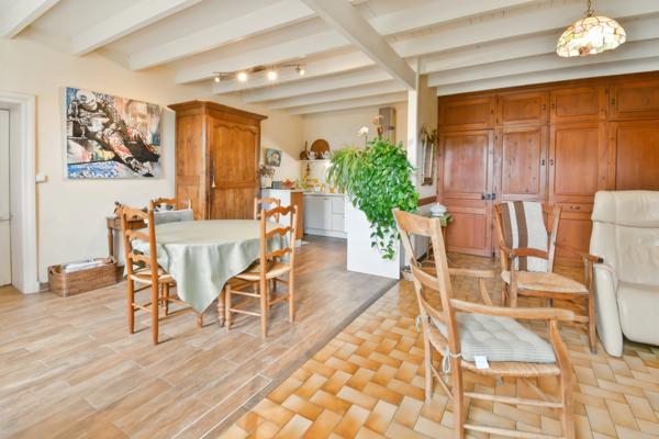 Maison à vendre 5 pièces proche de SURGERES (17) dépendances et terrain 6 800 m².