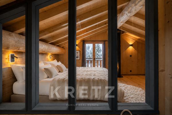 À Font-Romeu, dans un écrin naturel baigné de lumière, ce chalet aux prestations soignées incarne un