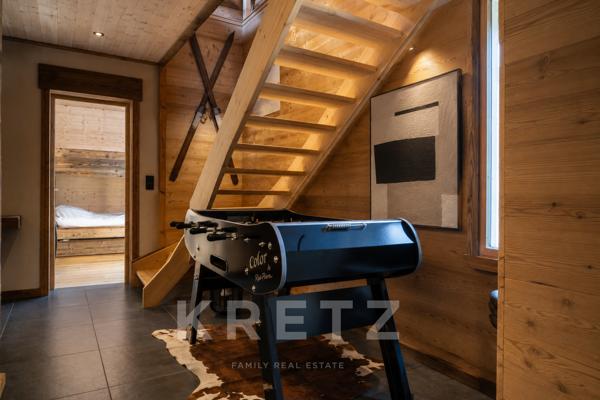 À Font-Romeu, dans un écrin naturel baigné de lumière, ce chalet aux prestations soignées incarne un