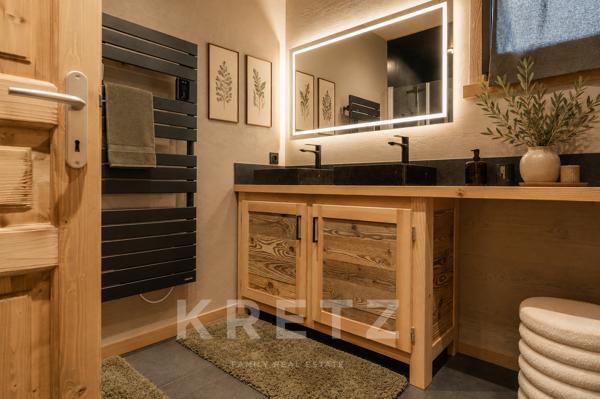À Font-Romeu, dans un écrin naturel baigné de lumière, ce chalet aux prestations soignées incarne un