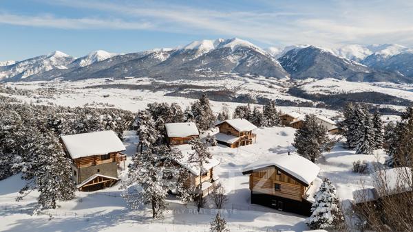 À Font-Romeu, dans un écrin naturel baigné de lumière, ce chalet aux prestations soignées incarne un