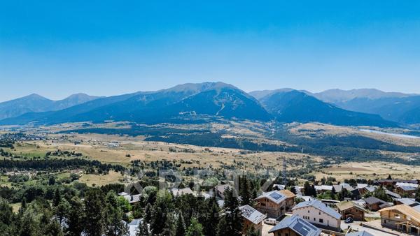 À Font-Romeu, dans un écrin naturel baigné de lumière, ce chalet aux prestations soignées incarne un