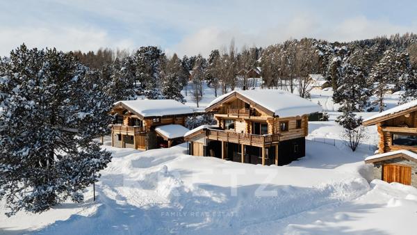 À Font-Romeu, dans un écrin naturel baigné de lumière, ce chalet aux prestations soignées incarne un