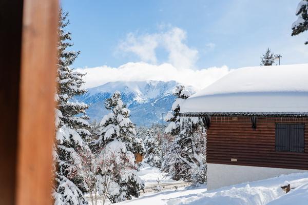 À Font-Romeu, dans un écrin naturel baigné de lumière, ce chalet aux prestations soignées incarne un