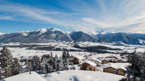 À Font-Romeu, dans un écrin naturel baigné de lumière, ce chalet aux prestations soignées incarne un
