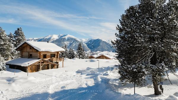 À Font-Romeu, dans un écrin naturel baigné de lumière, ce chalet aux prestations soignées incarne un