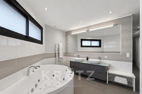 Villa d'architecte avec piscine à débordement