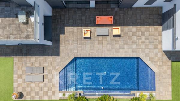 Villa d'architecte avec piscine à débordement