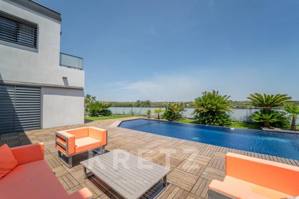 Villa d'architecte avec piscine à débordement