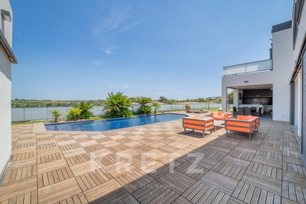 Villa d'architecte avec piscine à débordement