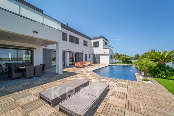 Villa d'architecte avec piscine à débordement