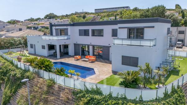 Villa d'architecte avec piscine à débordement
