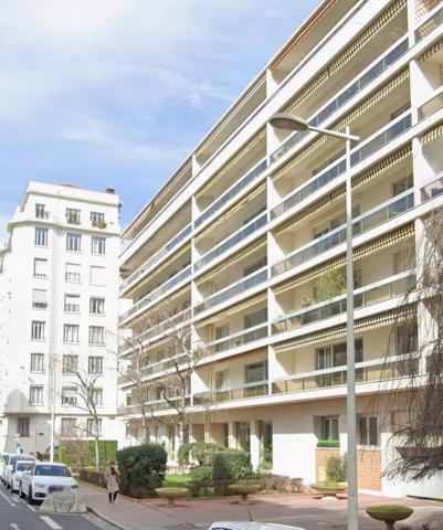 Appartement
         4 pièces
        - 125 m² Bien prestige 690 000 € *
