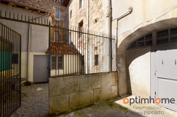 🏰 Opportunité Unique au Cœur du Village Historique de Confolens ! 🌟