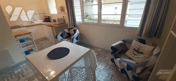 Joli studio rénové situé au rez-de-chaussée d'une résidence calme et à proximité du port, studi...