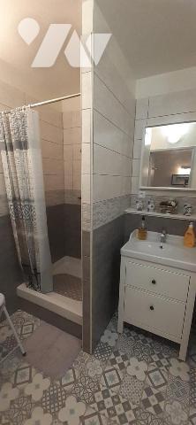 Joli studio rénové situé au rez-de-chaussée d'une résidence calme et à proximité du port, studi...