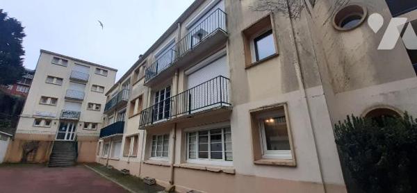 Joli studio rénové situé au rez-de-chaussée d'une résidence calme et à proximité du port, studi...