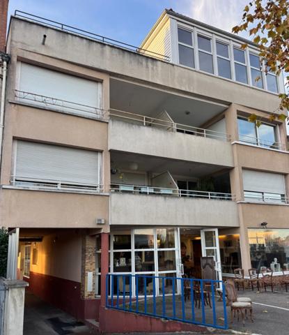 APPARTEMENT AVEC GRANDE PIÈCE DE VIE ET TERRASSE