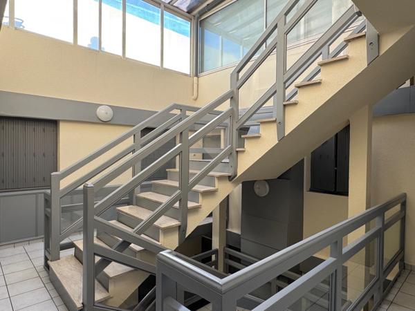 APPARTEMENT AVEC GRANDE PIÈCE DE VIE ET TERRASSE