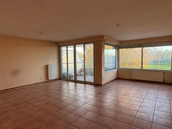 APPARTEMENT AVEC GRANDE PIÈCE DE VIE ET TERRASSE