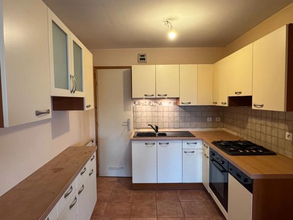 APPARTEMENT AVEC GRANDE PIÈCE DE VIE ET TERRASSE