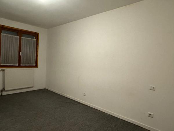 APPARTEMENT AVEC GRANDE PIÈCE DE VIE ET TERRASSE