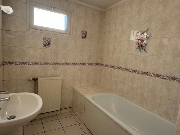 APPARTEMENT AVEC GRANDE PIÈCE DE VIE ET TERRASSE