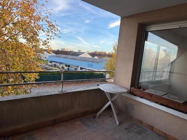 APPARTEMENT AVEC GRANDE PIÈCE DE VIE ET TERRASSE