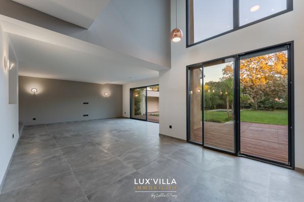 VILLA CONTEMPORAINE AVEC GRAND TERRAIN