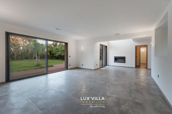 VILLA CONTEMPORAINE AVEC GRAND TERRAIN