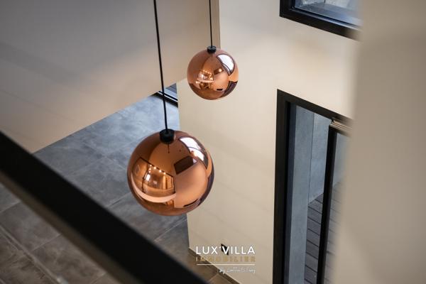 VILLA CONTEMPORAINE AVEC GRAND TERRAIN