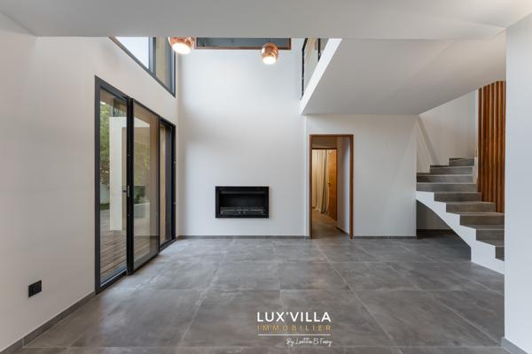 VILLA CONTEMPORAINE AVEC GRAND TERRAIN
