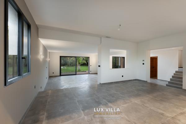 VILLA CONTEMPORAINE AVEC GRAND TERRAIN