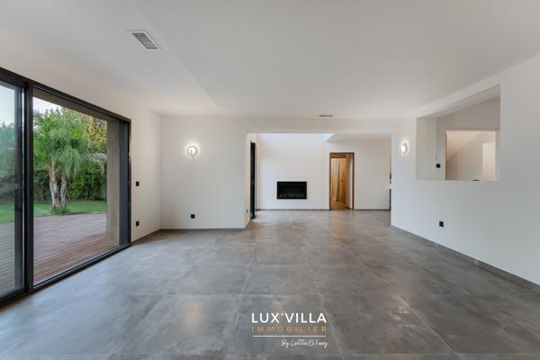 VILLA CONTEMPORAINE AVEC GRAND TERRAIN