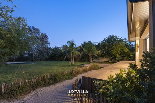 VILLA CONTEMPORAINE AVEC GRAND TERRAIN