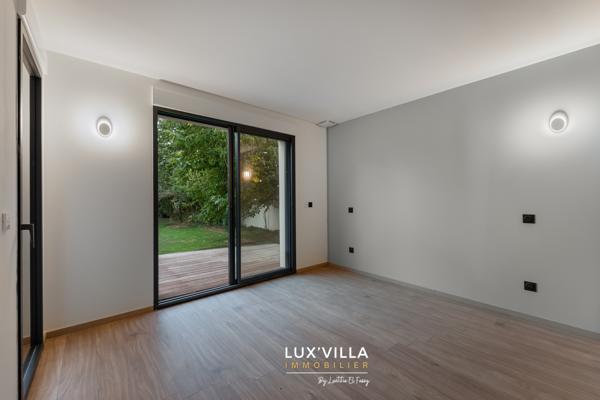 VILLA CONTEMPORAINE AVEC GRAND TERRAIN