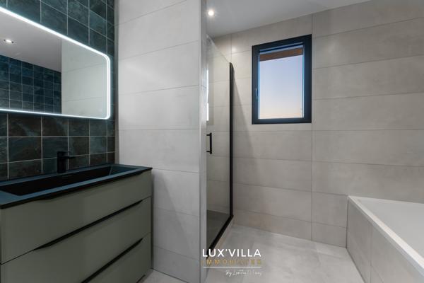 VILLA CONTEMPORAINE AVEC GRAND TERRAIN