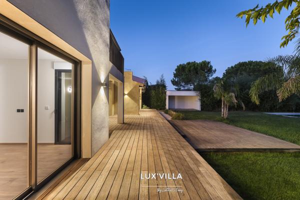 VILLA CONTEMPORAINE AVEC GRAND TERRAIN