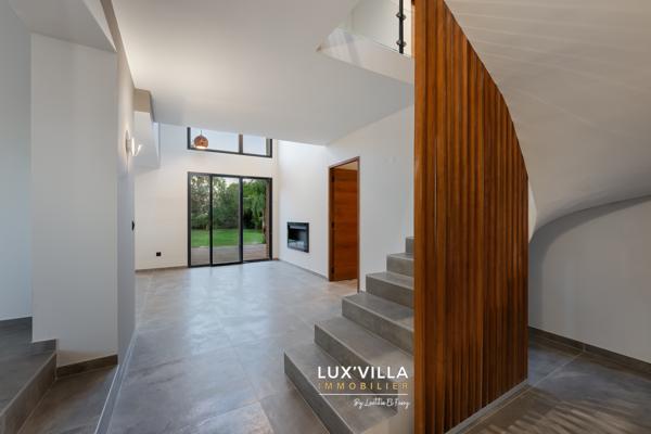 VILLA CONTEMPORAINE AVEC GRAND TERRAIN