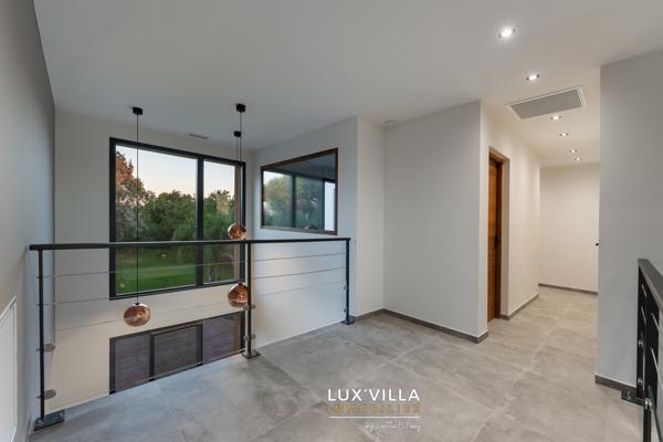 VILLA CONTEMPORAINE AVEC GRAND TERRAIN