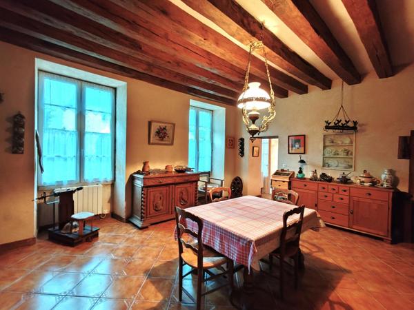 Ancien presbytère  avec ses dépendances et son terrain !