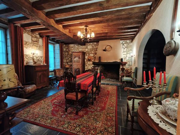 Ancien presbytère  avec ses dépendances et son terrain !