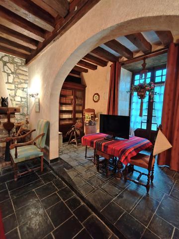 Ancien presbytère  avec ses dépendances et son terrain !