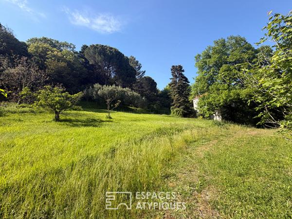 Maison bourgeoise iconique à rénover sur 8400 m² de terrain dont 3000 m² constructibles en Drôme Provençale.