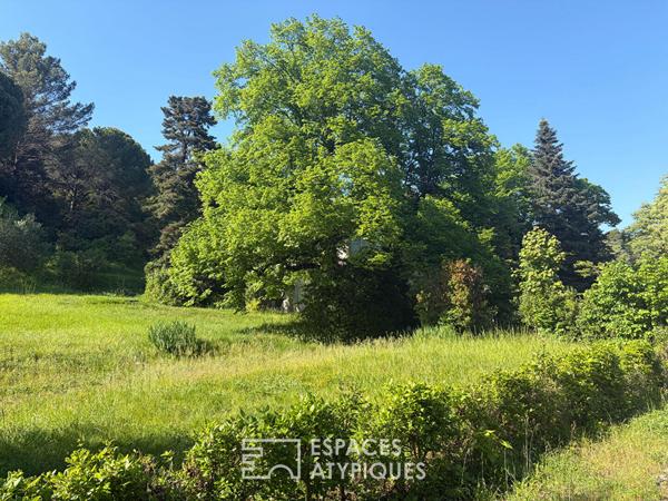 Maison bourgeoise iconique à rénover sur 8400 m² de terrain dont 3000 m² constructibles en Drôme Provençale.