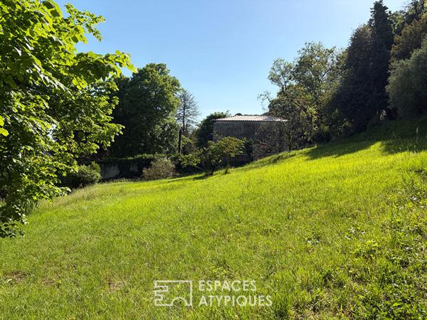Maison bourgeoise iconique à rénover sur 8400 m² de terrain dont 3000 m² constructibles en Drôme Provençale.