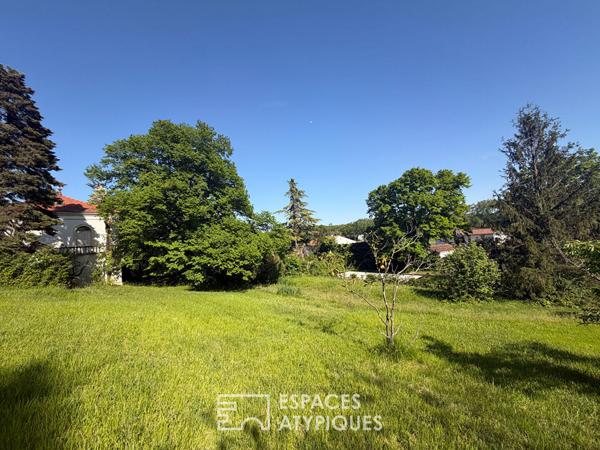 Maison bourgeoise iconique à rénover sur 8400 m² de terrain dont 3000 m² constructibles en Drôme Provençale.