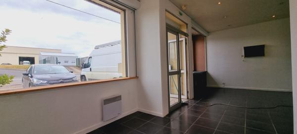 Ensemble de 3 Locaux Commerciaux à Confolens 383 m² avec Parking