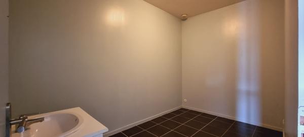 Ensemble de 3 Locaux Commerciaux à Confolens 383 m² avec Parking