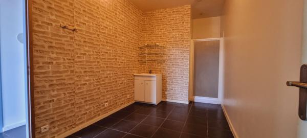 Ensemble de 3 Locaux Commerciaux à Confolens 383 m² avec Parking